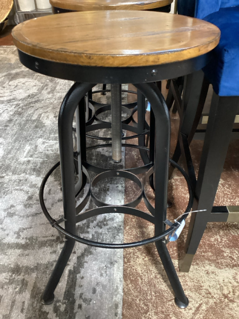 Set of 4 Oak Top Stools with Industrial Metal Base 15x15x25
