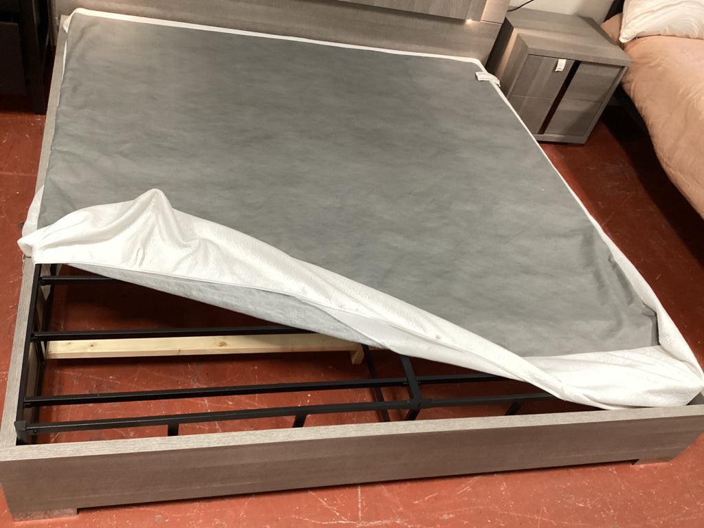King Heavy-Duty Metal Mattress Foundation/Box Spring