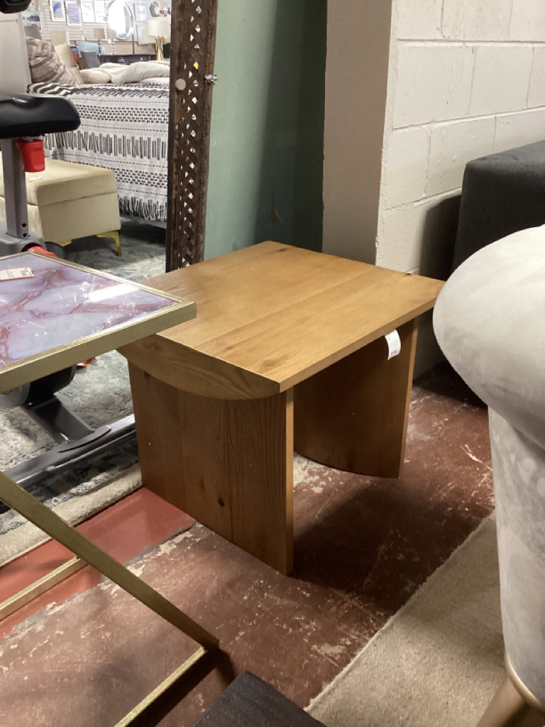 Havenly Pickford End Table  25" W x 23" D x 20      3Z2FCRP5