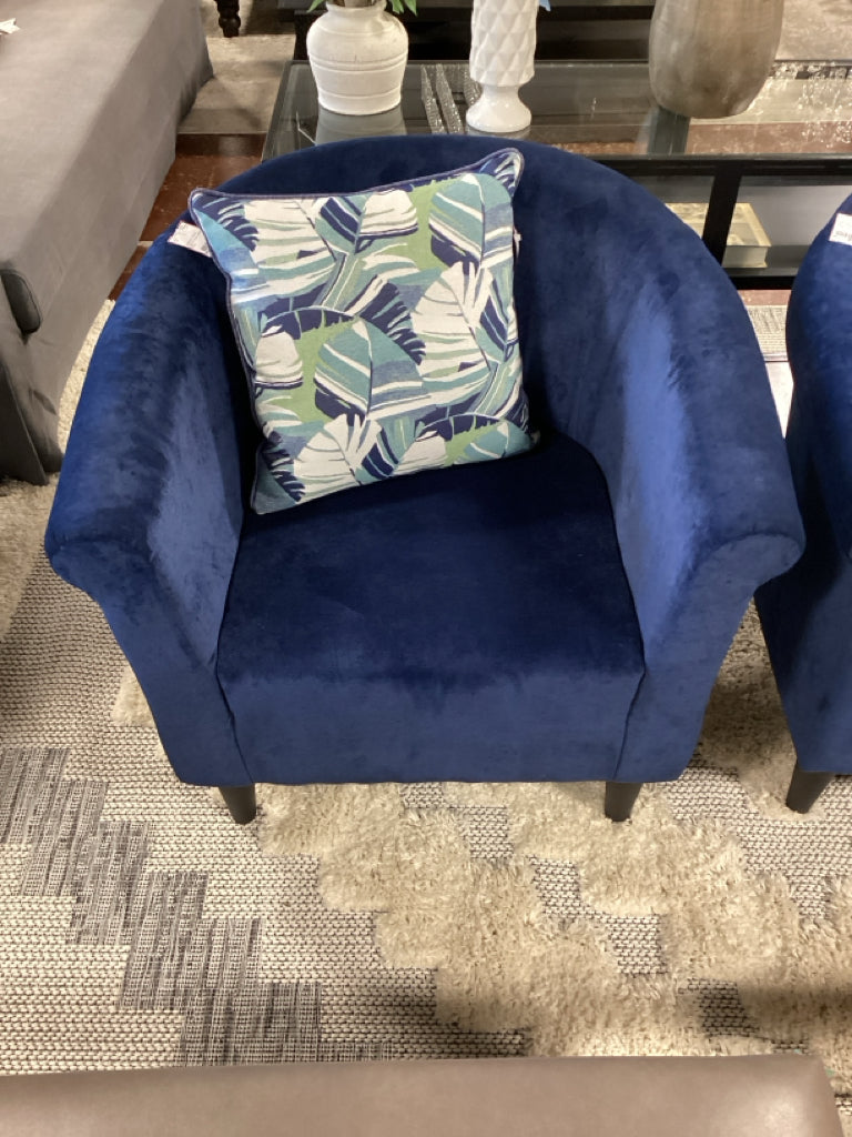 Savannah Barrel Chair w/ Blue Leaves Pillow