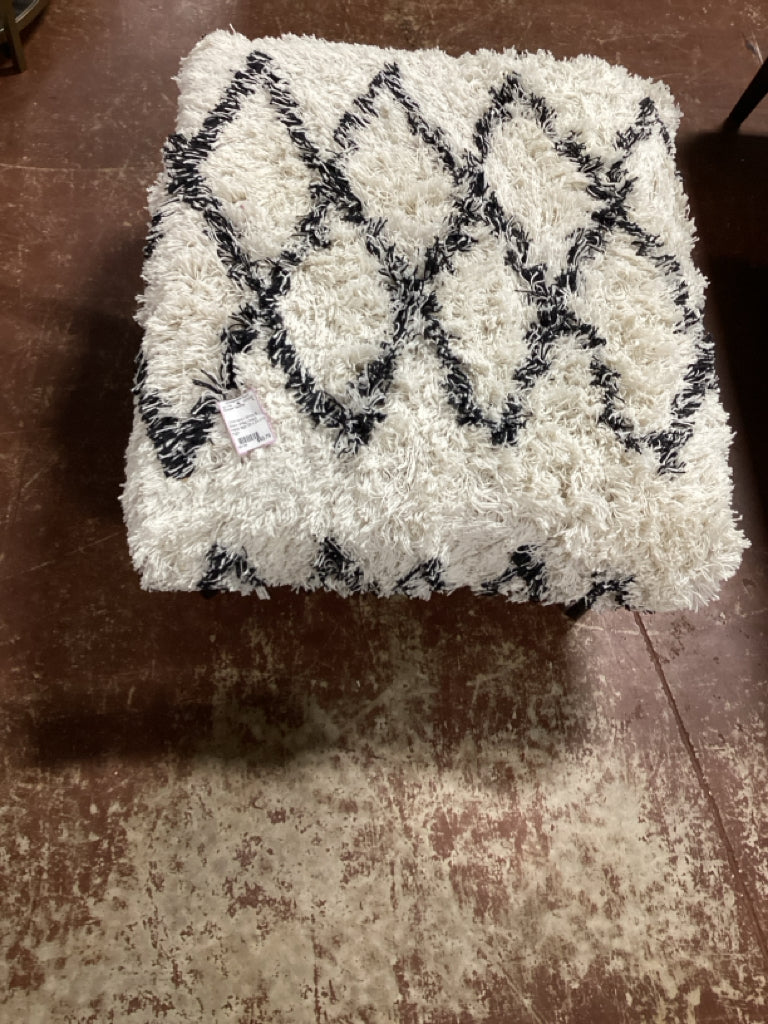 Ottomans / White & Black shag / black metal legs 29 x 24 x13 high