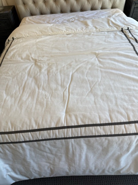 Queen NICHE Wht w/ Grey Trim Comforter ONLY