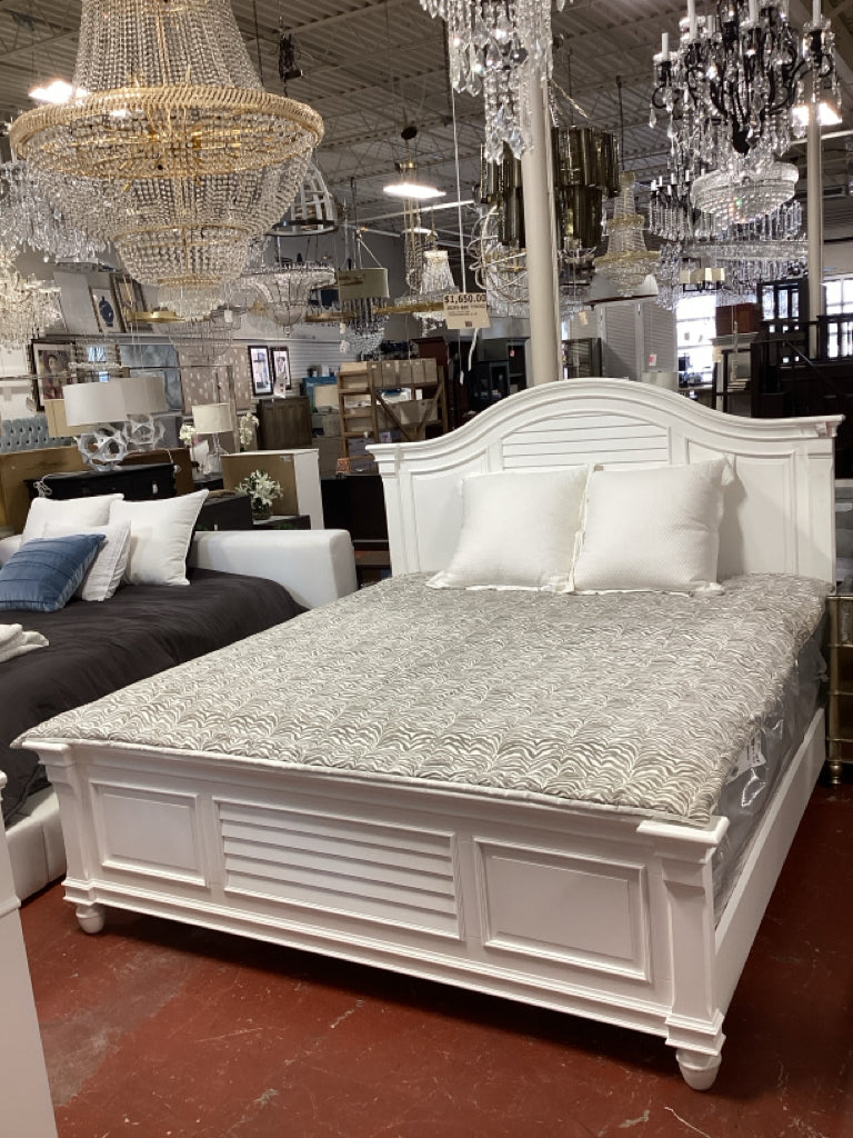 Haverty's Coastal Retreat White Wood King Bed