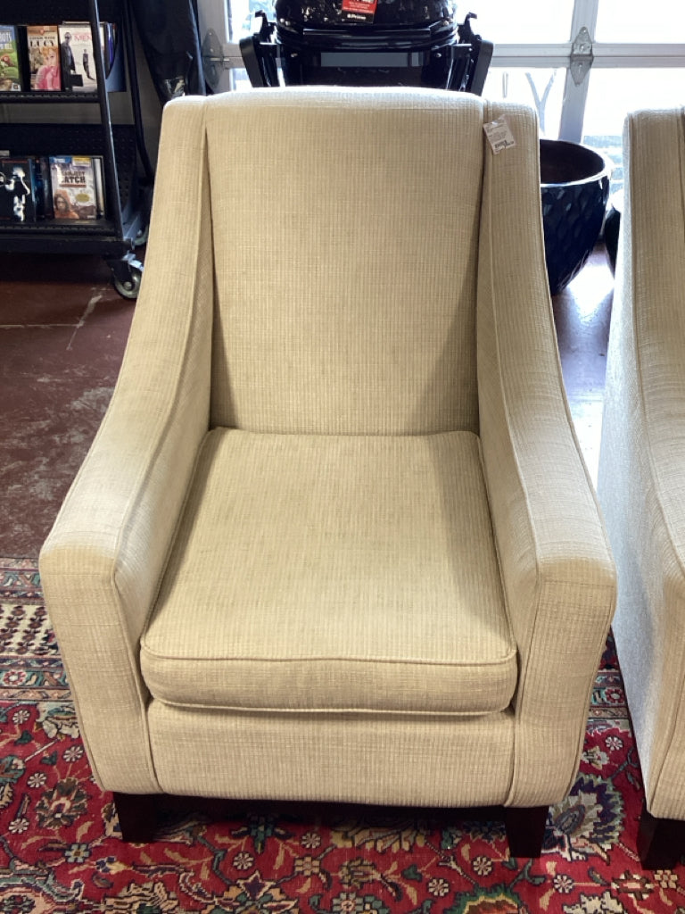 Best Home Furnishings WHITE Mariko Club Chair 30.5x35x39 AS FOUND