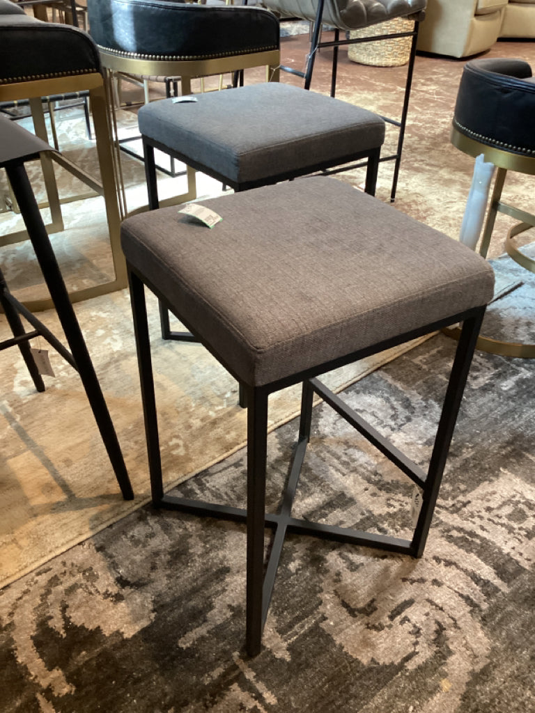 Mercana Frodo Gray With Bar Stool 16.54"W x 16.54"D x 30.32 69574 B7GUZMBG