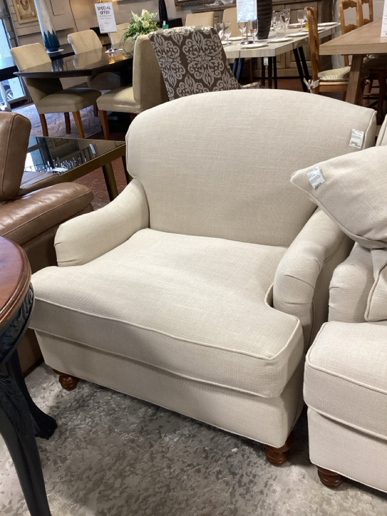 Haverty's Traditional Fran Accent Chair Curved Back Rolled Arms 36" x 36" x 34"