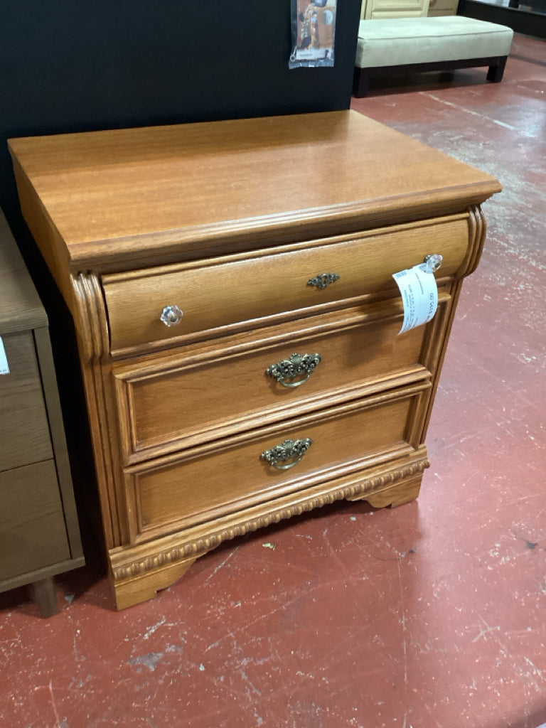 Vintage Lexington Victorian Nightstand 28"W x 18"D x 30"H