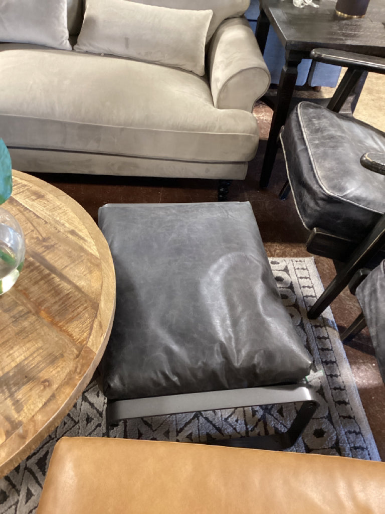 Mercana Mercana Hornet 14 Inch Black Leather Black  Ottoman   67603    9PNVKSGC