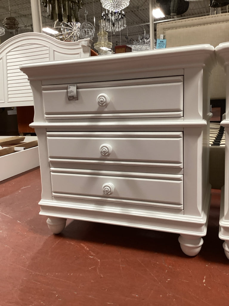Haverty's Coastal Retreat White Wood 3 Drawer Nightstand 29" X 18" X 29"