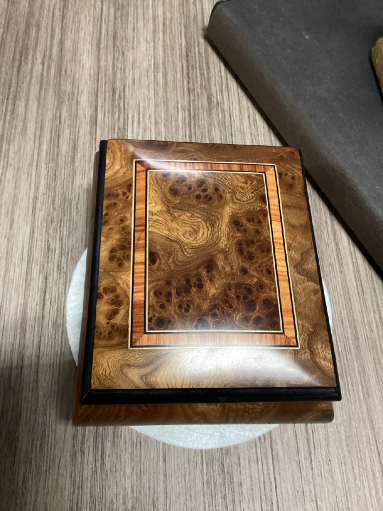Vintage Italian Burlwood Musical Jewelry Box w/ Isle of Capri Tunes 5"L x 4"W x
