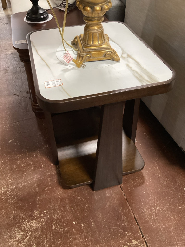 Haverty's Transitional Mahogany End Table 20x24x24