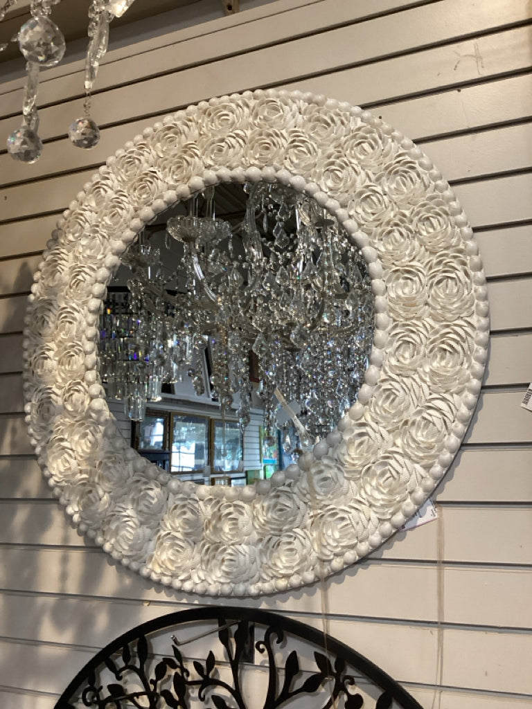 32" Round Natural White Clamrose Seashells Mirror