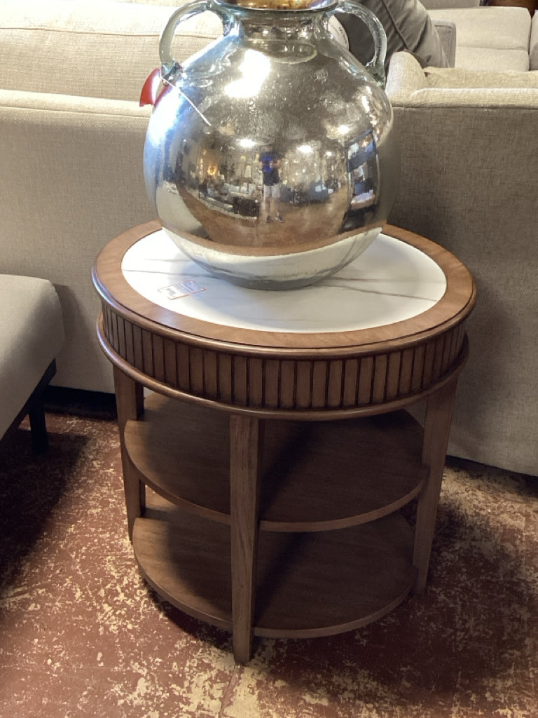 Havertys Transitional Mahogany End Table 20x23x24