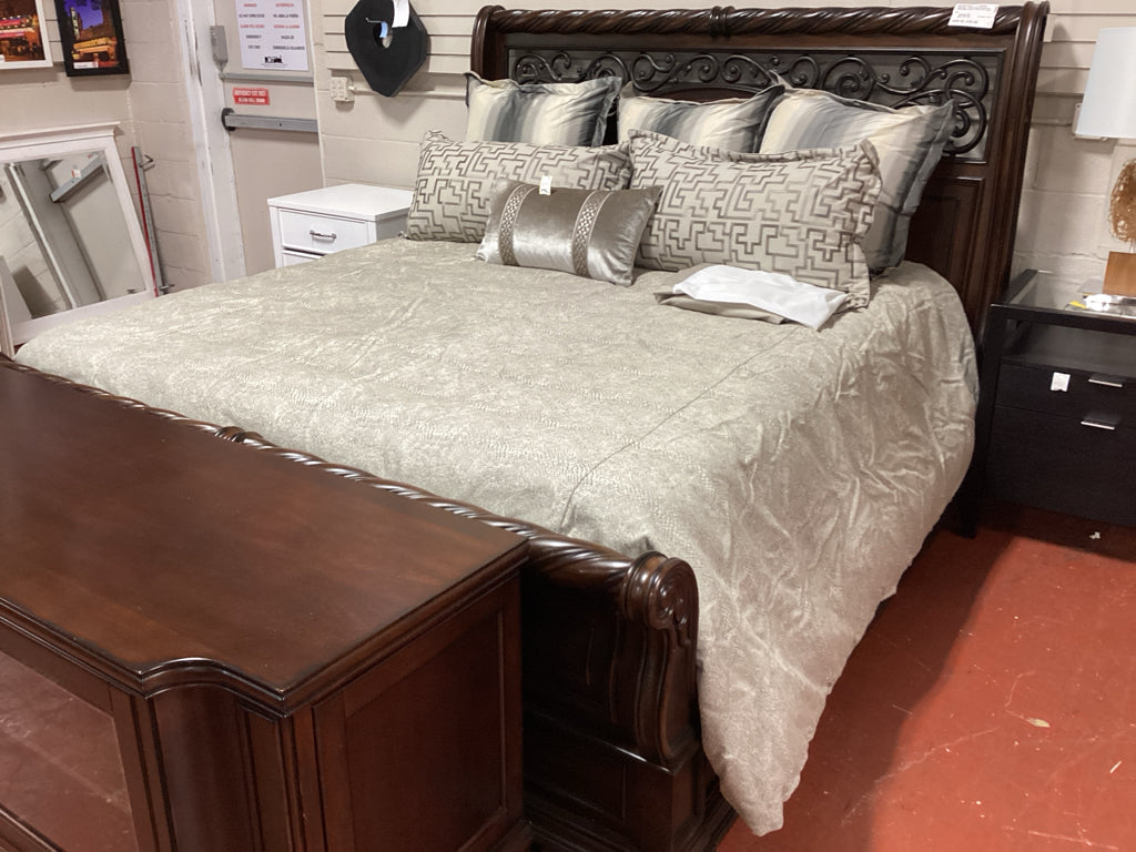 Eastern Accent Ezra King Bed Set with Pillows