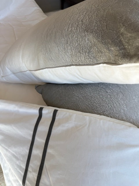 King Eastern Accents WHITE w/Grey Trim Bedding SET (comf+2 Lumbar)