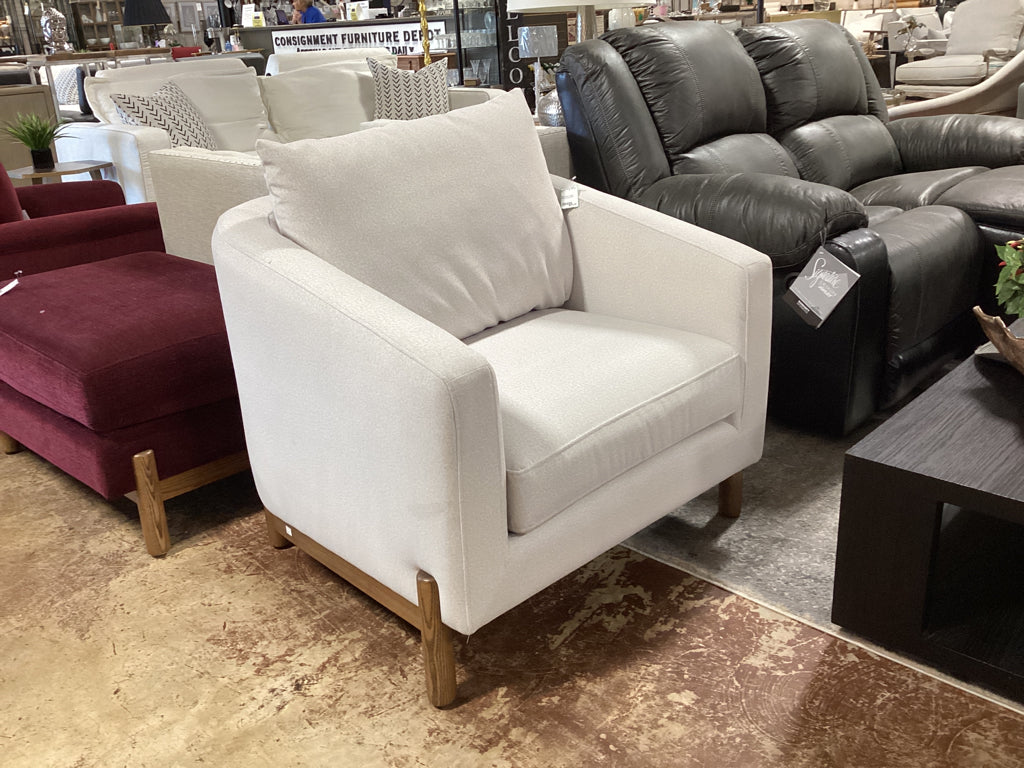 Chair/ Oslo petite cream barrel chair