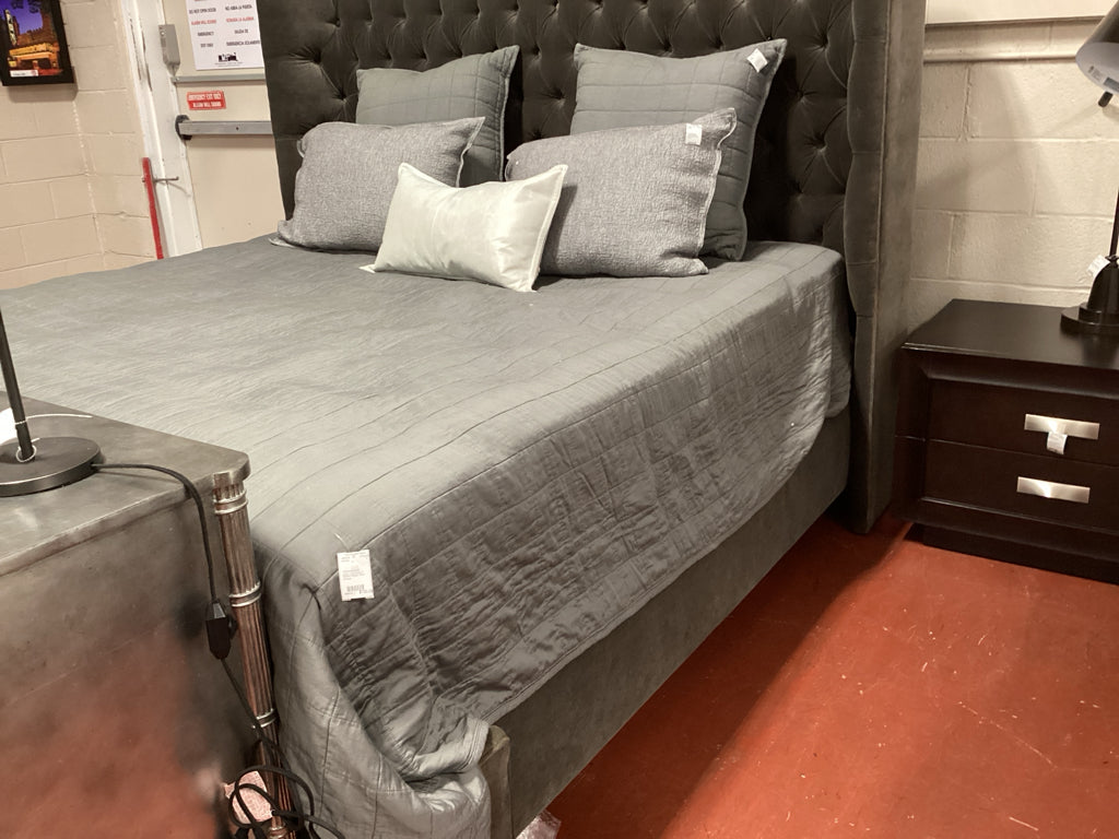 KING Bedding Set (Comf, 2 Grey Euro, 2 Blk/Wht Pillow)5  Piece as found