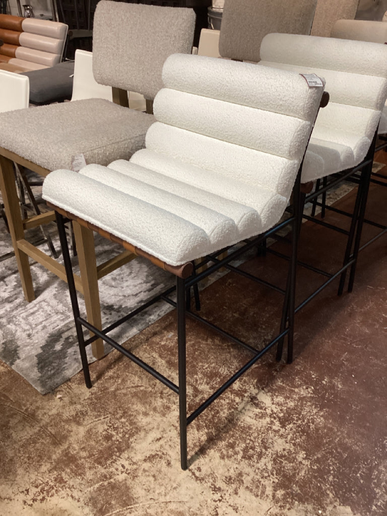Vail Stool, Walnut, Boucle, Bar 19.5" W x 24" D x 39   BDL2MGPJ