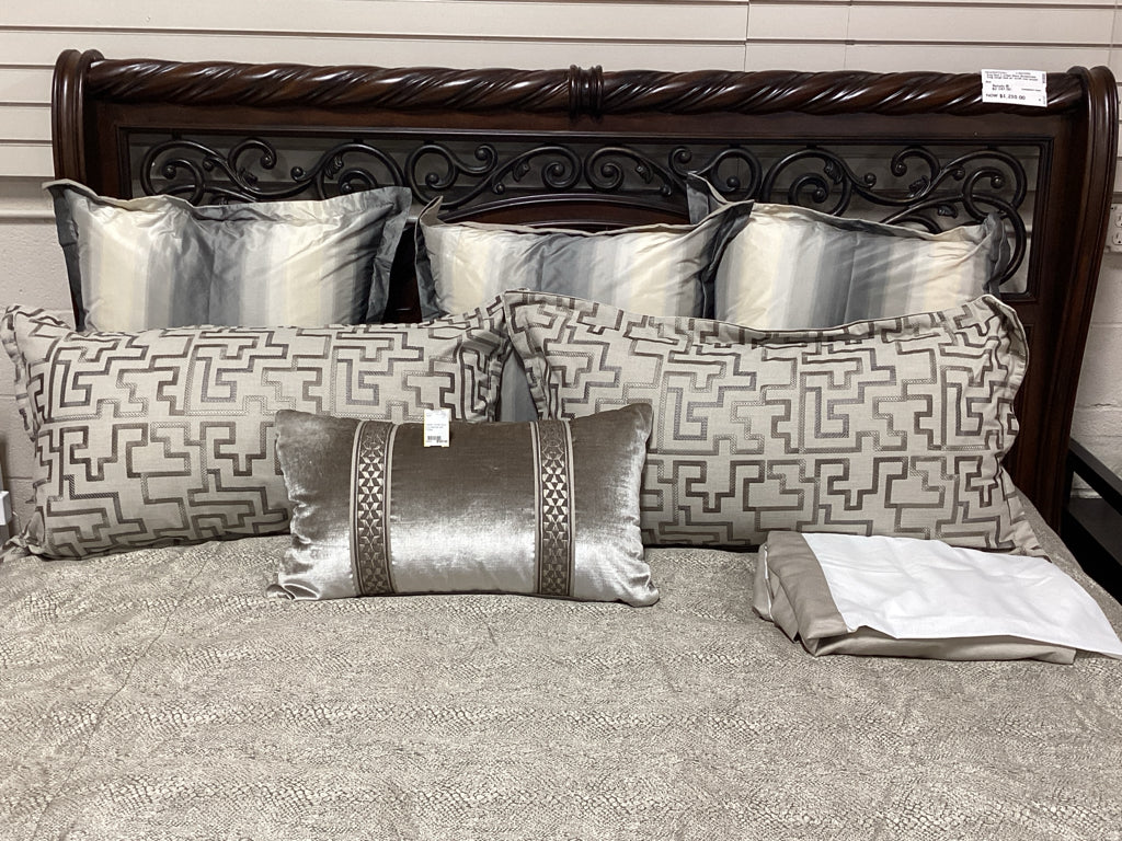 Eastern Accent Ezra King Bed Set with Pillows