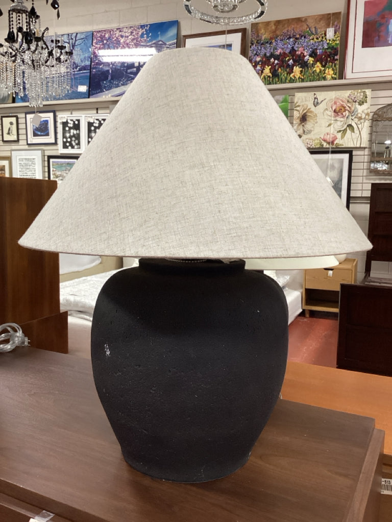 Four Hands Russo lamp / black textured base  , beige shade