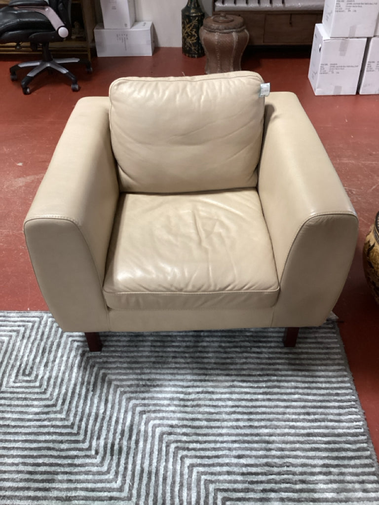Natuzzi Leather club Chair / tan / 38 x 36 x 34 high