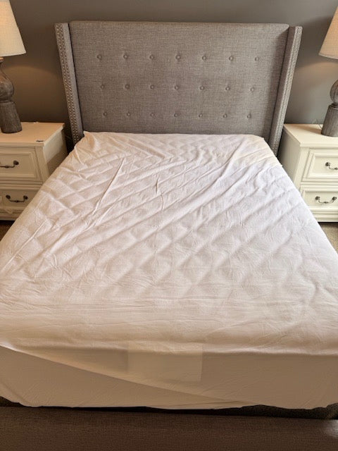 Queen Upholstered Tufted bed with Nailhead trim HB FB Rails