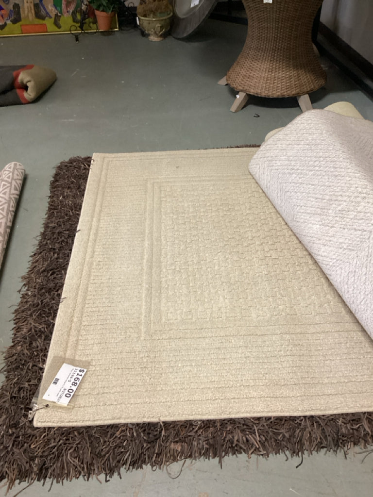 Rug / textured beige 5 x 8 ( with pad)