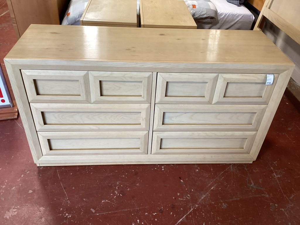Thomasville Dresser/ light oak 6 drawer dresser 56 x 18 x30 with mirror