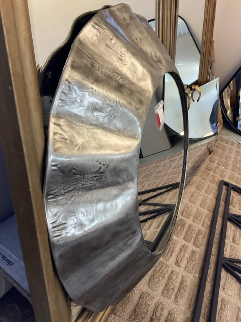 Mirror/ 34" round scalloped metal frame