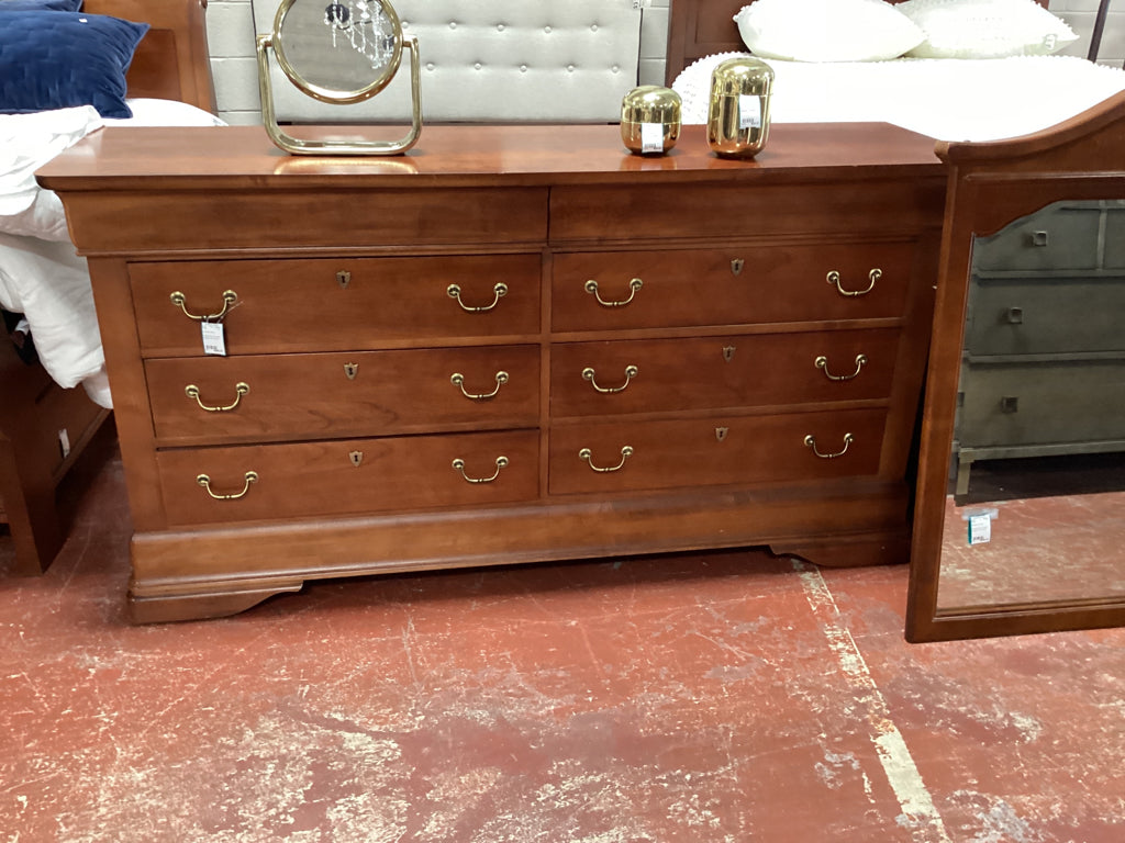 Traditional 8 Drawer Dresser with Mirror