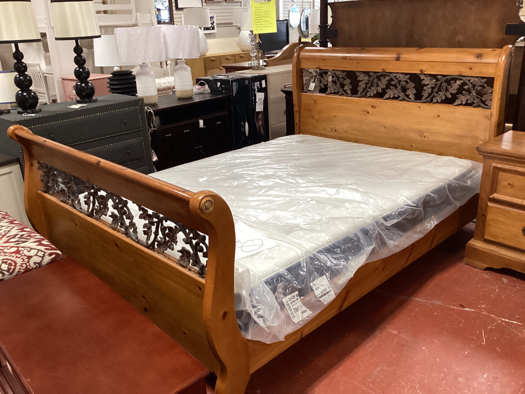 Rustique Pine Queen Bed with Iron siderails,Slats HB,FB