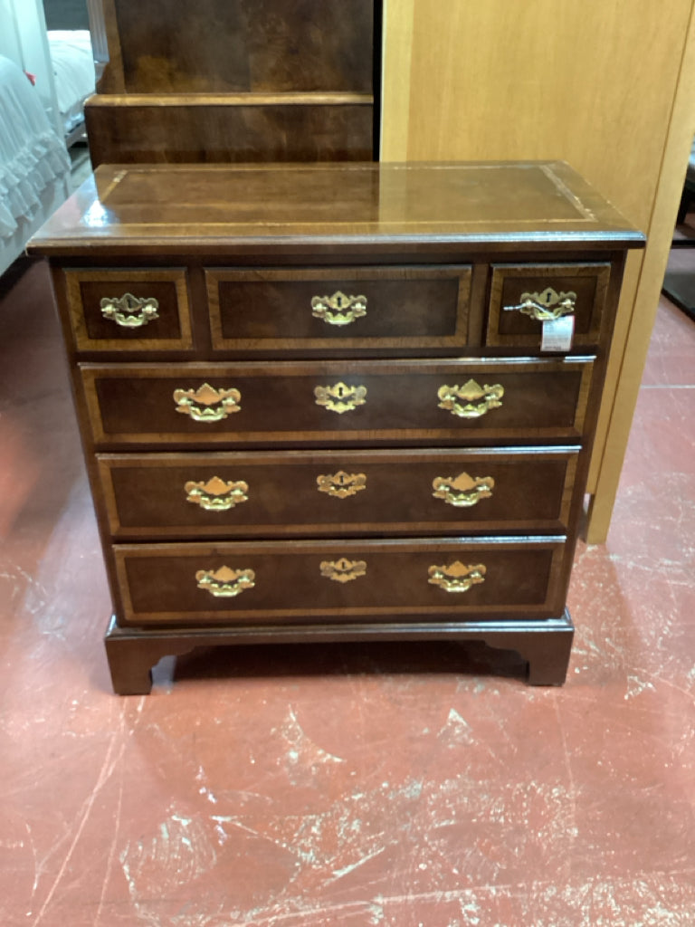 Henredon Aston Ct Mahogany bed Side Table / 31 x 16 x 31 AS FOUND
