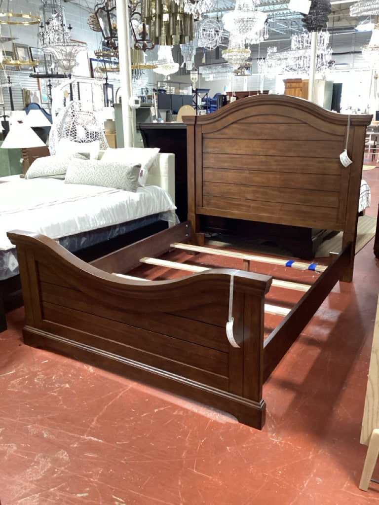 Stonebrook Queen Panel Bed - Tobacco in Color  2GHMARR2