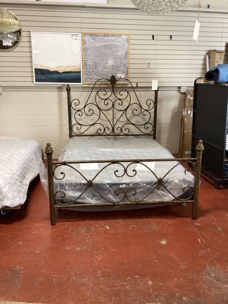 Queen Bed / antq gold scroll iron HB,FB, rails & slats