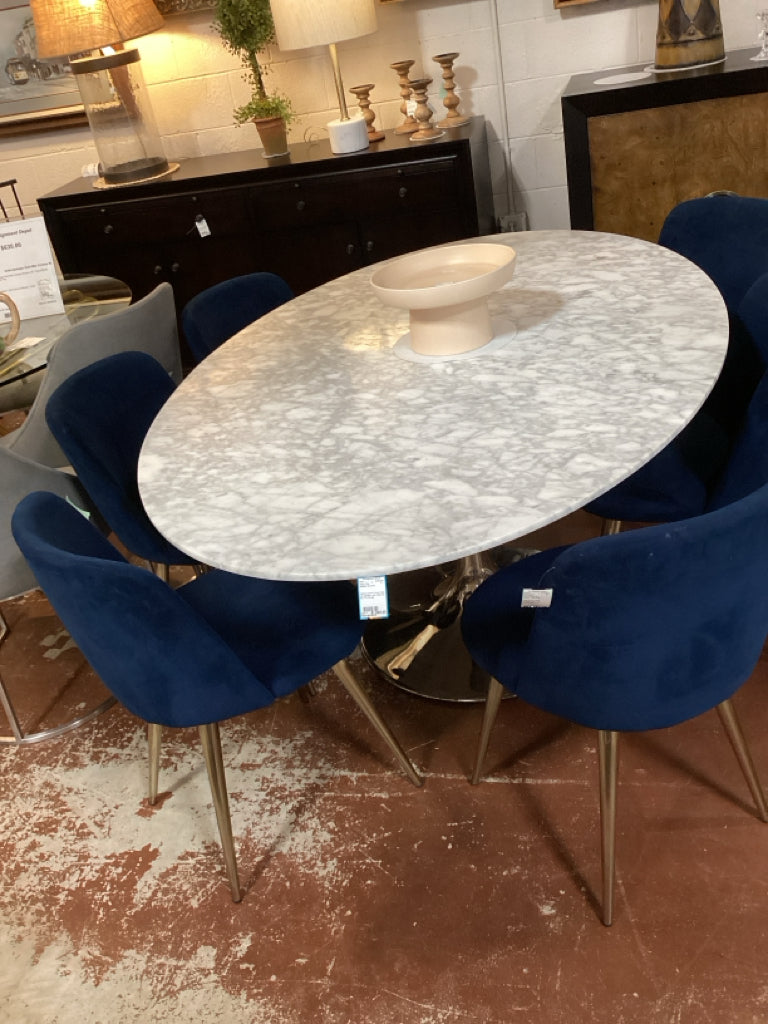 Williams Sonoma Dining Table/ tulip pedestal / oval marble top 46 x 70 x 30 high