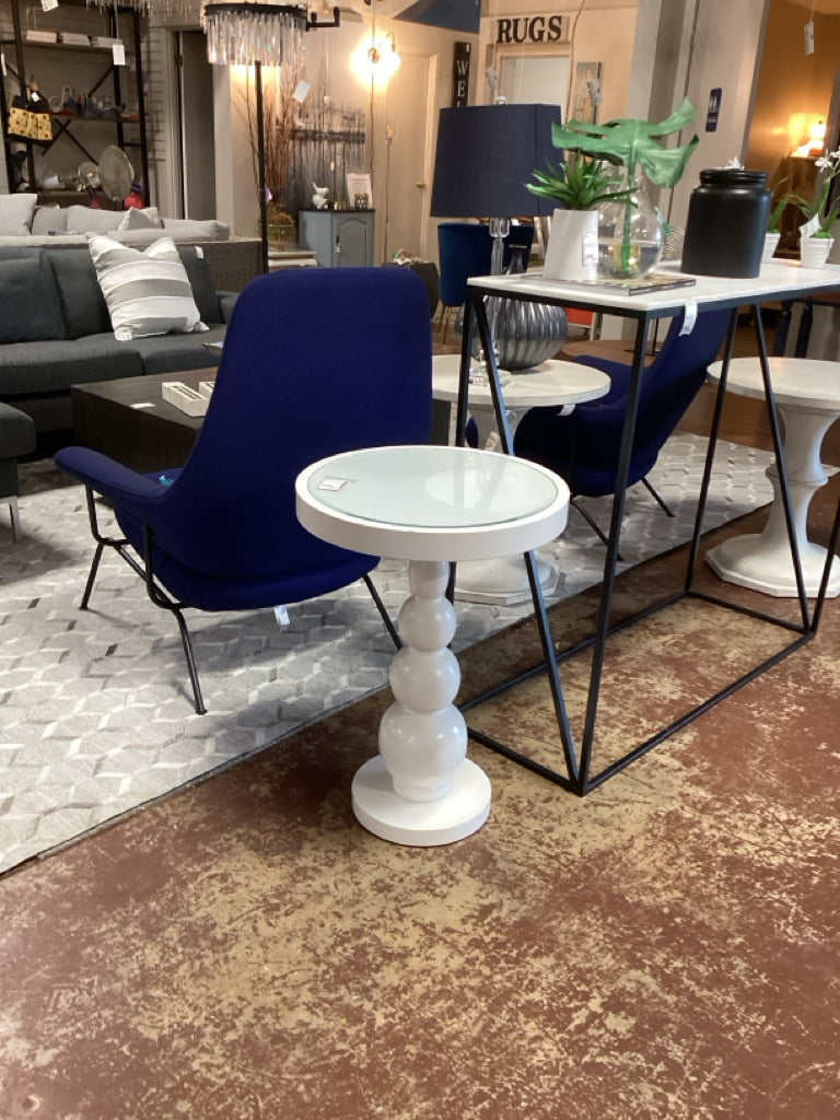 Cottage Style Bubble White Side Table 19' X 27'