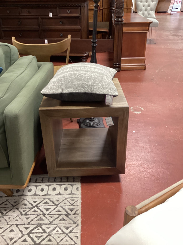 Alder and Tweed Chicago  End Table  20x22x20