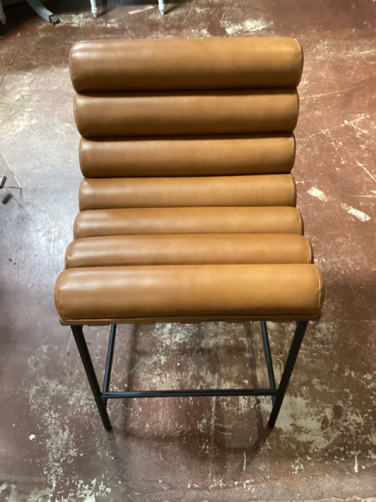 Bar Stool / Vail walnut Saddle leather counter stool 4UC95945 19.5 X 24 X 33 hi