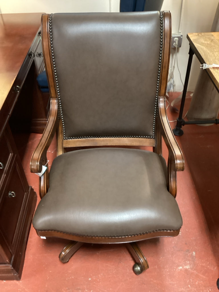 Brookhaven Distressed Medium Clear Cherry Swivel Desk Chair