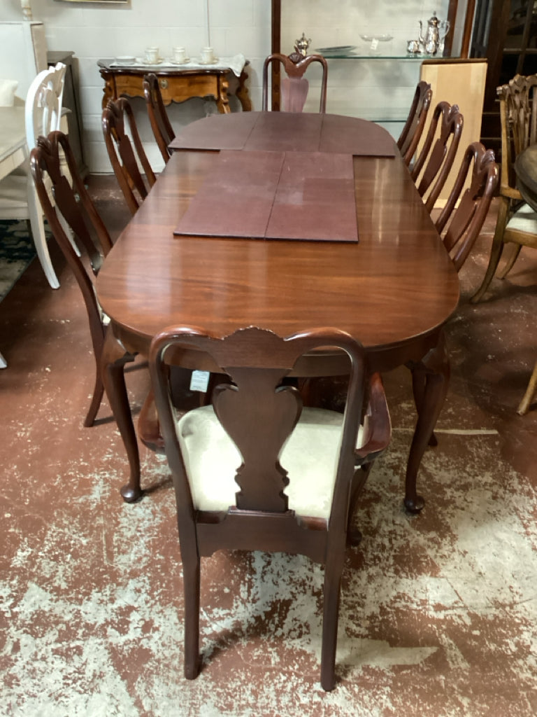 Hinkel Harris Qn Anne Mahogany Dining Table, 8 Chair Set / 3 lvs, pads AS IS