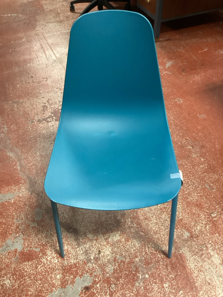Set of 4 Modern Contemporary  poly Dining Chairs  18x16x35