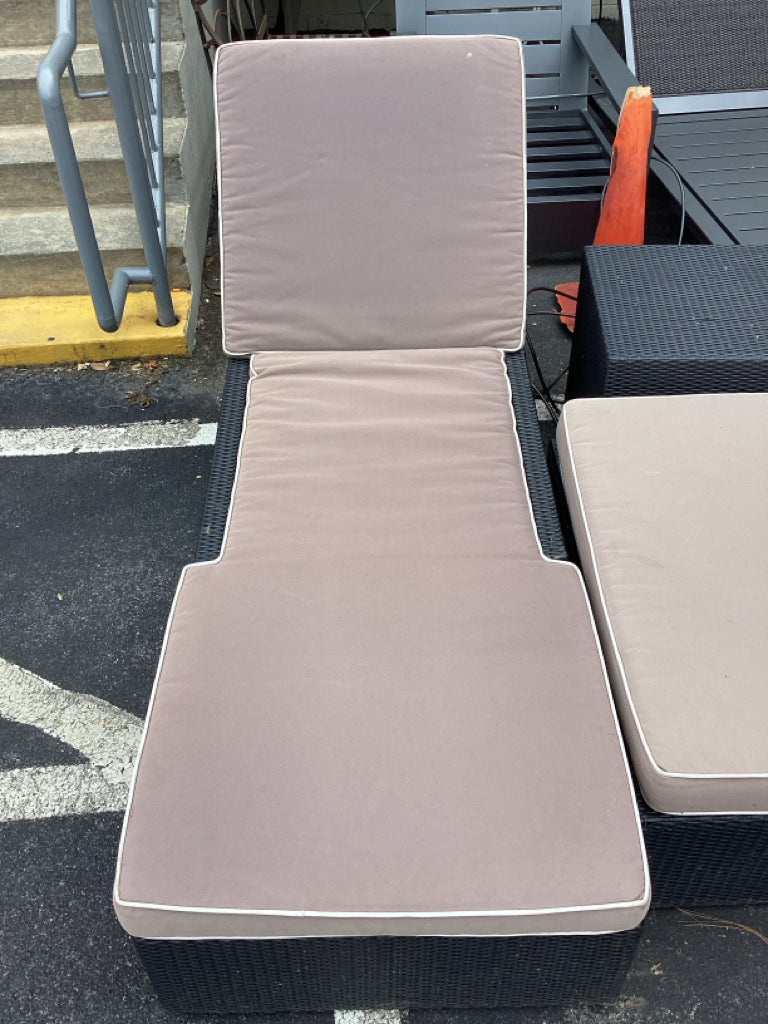 Outdoor Wicker Lounge Chaise w/ Cushion