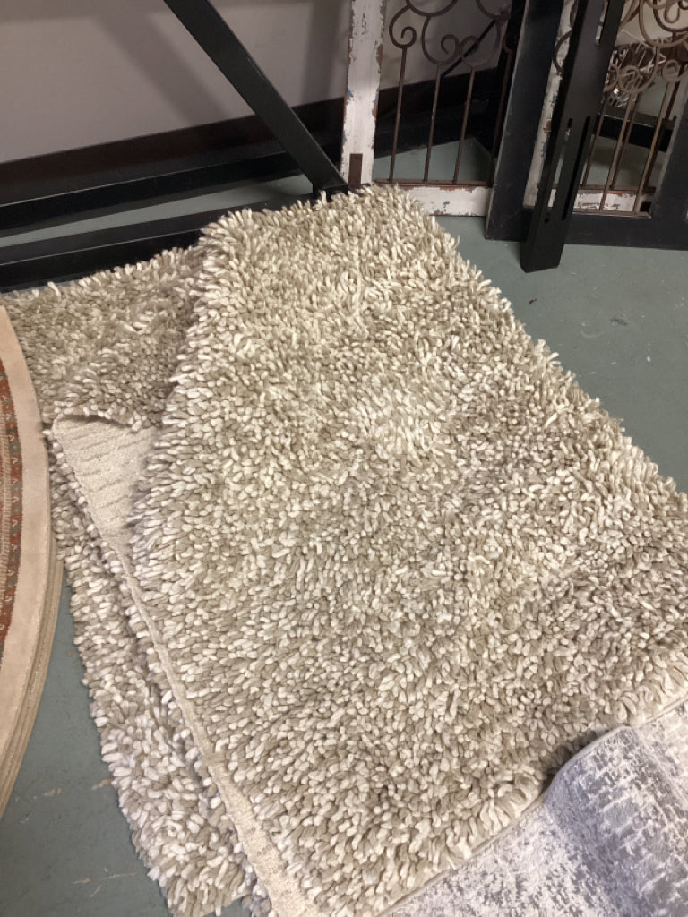 Rug / cream & beige shag / 5 x 7