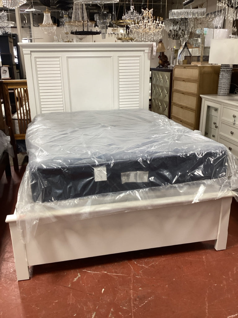 Queen Cottage style white Bed / HB, FB,rails & slats