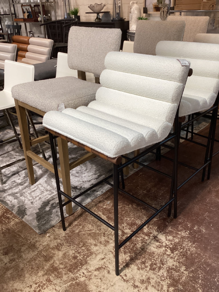 Vail Stool, Walnut, Boucle, Bar 19.5" W x 24" D x 39   6YJUHWNF