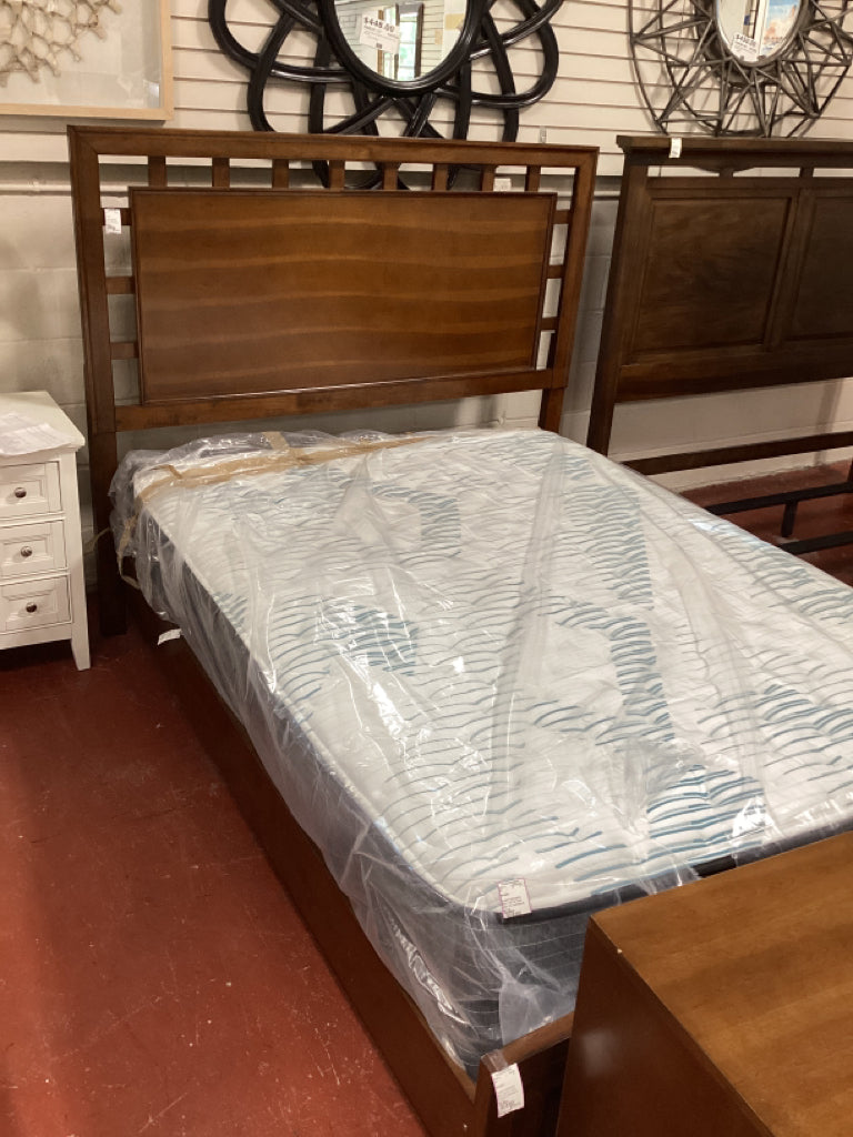 Queen mahogany Bed / HB,FB, rails, slats (inc mattress & spring)