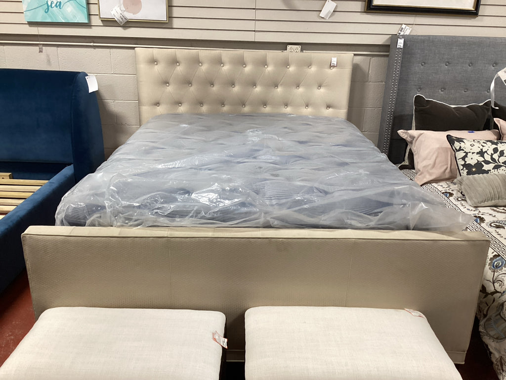 Caracole Queen cream tufted platform Bed