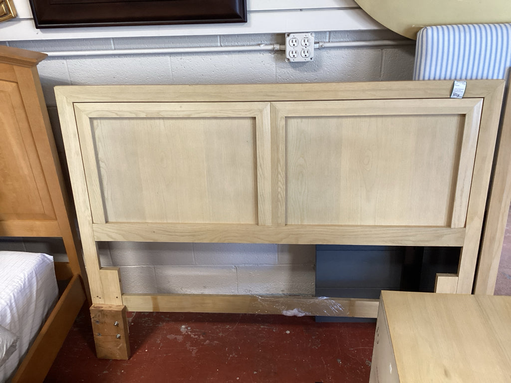 Queen Thomasville Bed / light Oak Headboard w/ metal frame