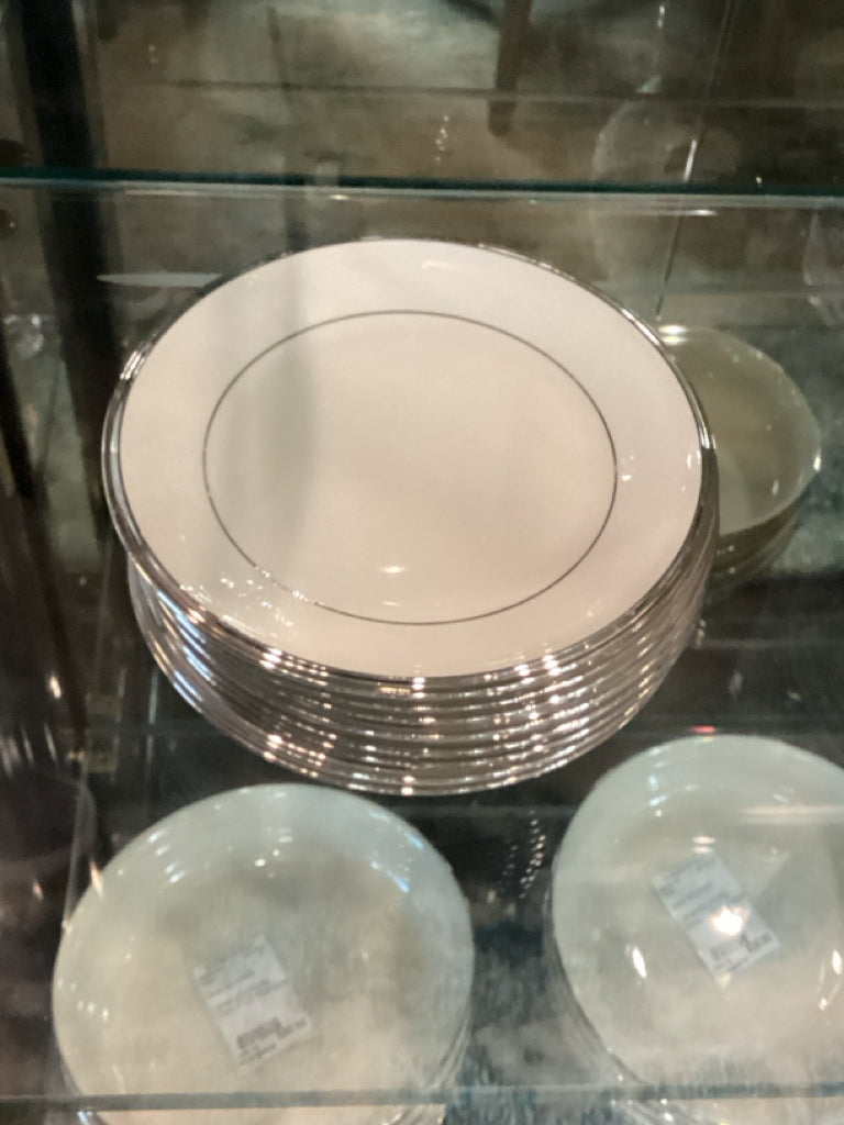 Lenox SOLITAIRE China 5 piece place setting for 8  (40 Pieces)