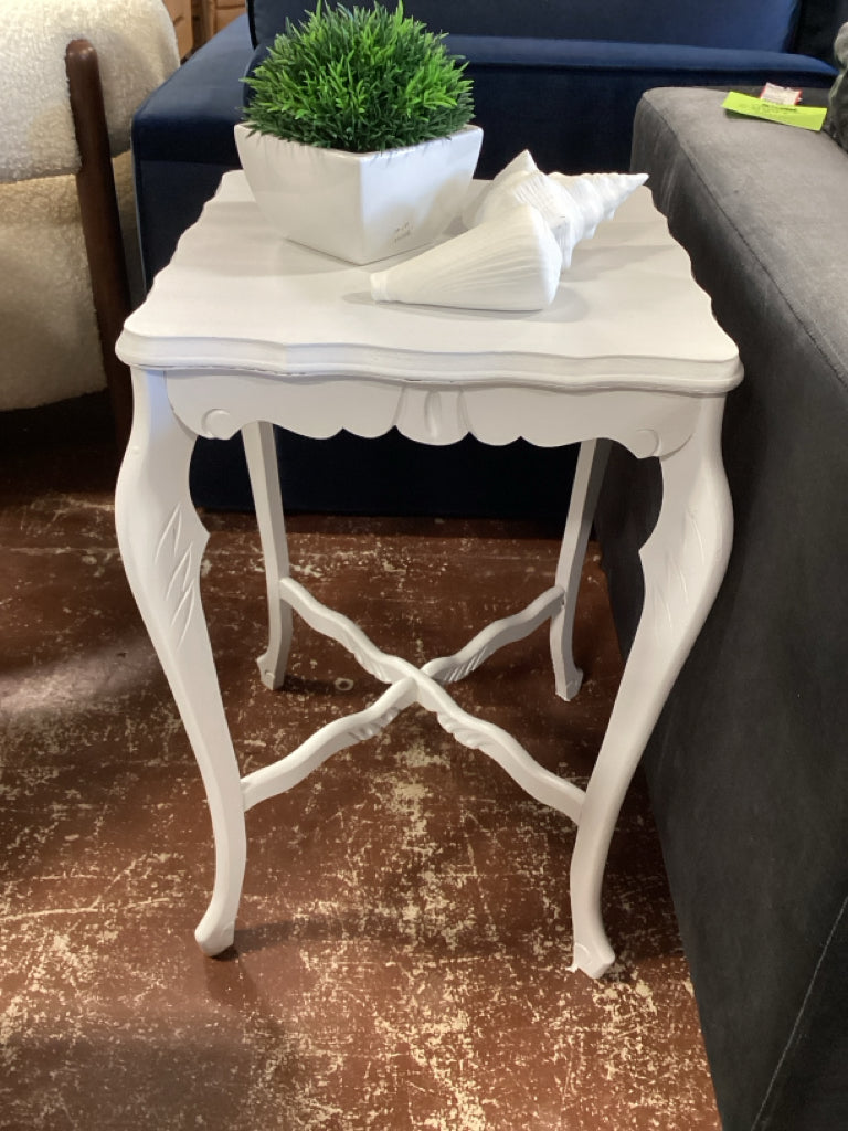Vintage White Side Table 16.5x26